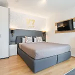V7 Boutique